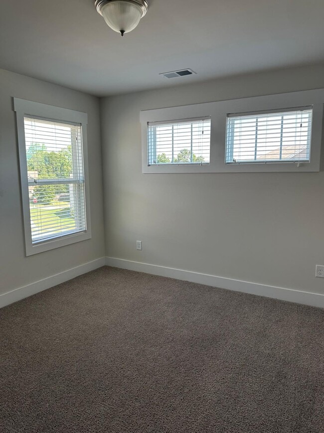 Building Photo - 14 Larson Dr