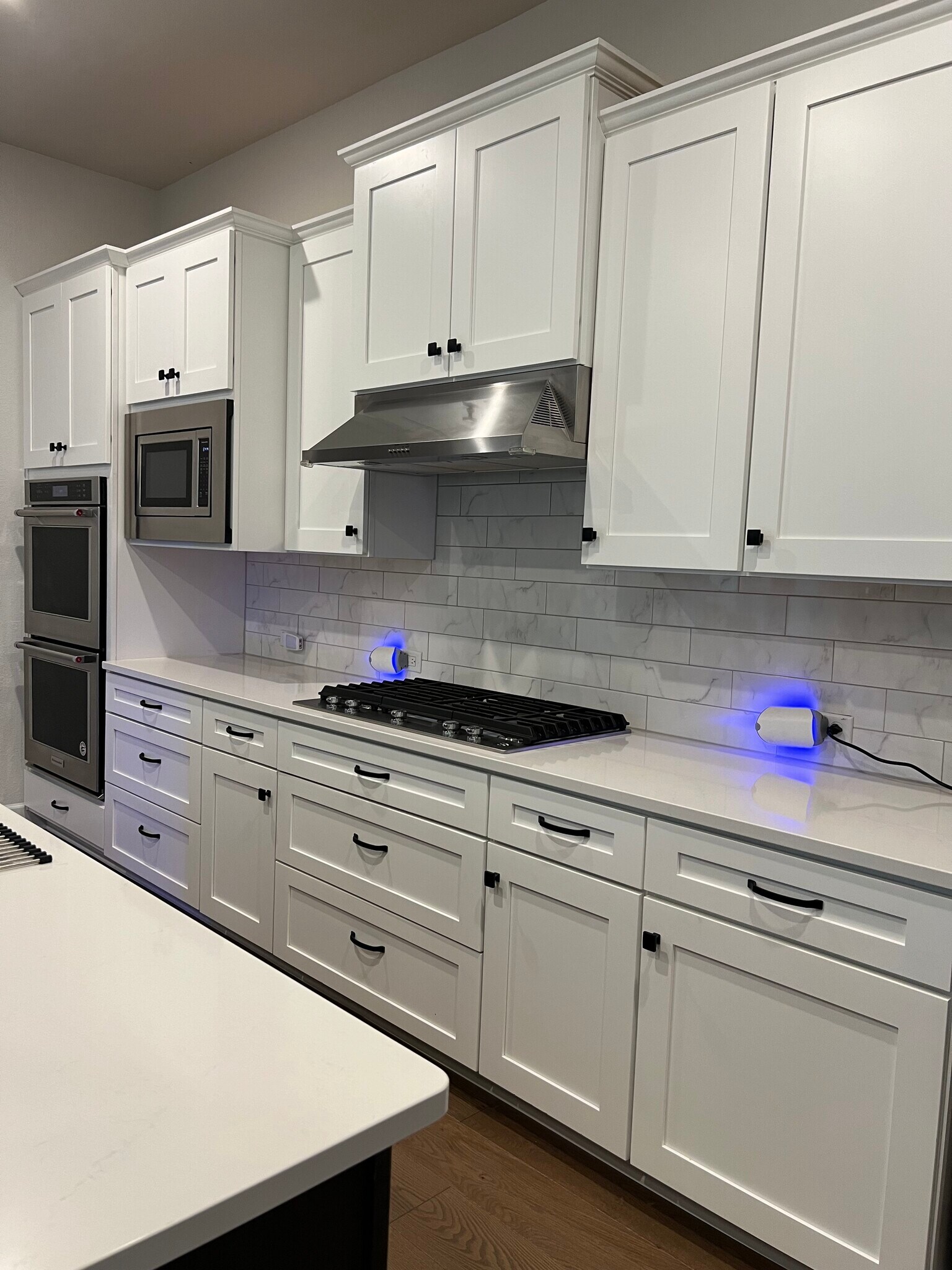 Gas Cooktop/Double Oven/Microwave - 209 Cruising Oak St