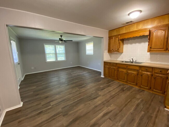 Building Photo - 2BD 1BA Home in South Waco - Available early August!