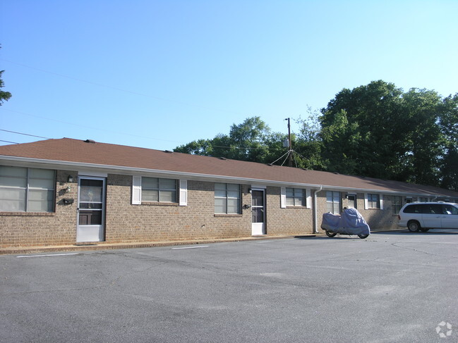 Building Photo - Oakcrest Apartments