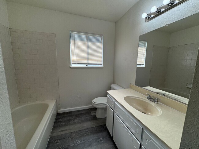 Building Photo - Three Bed, Two Bath Home In North Stockton