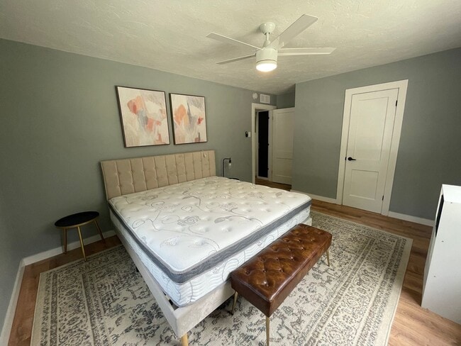 Building Photo - Beautiful 2 Bedroom, 1 Bathroom Apartment in Duckpond Neighborhood