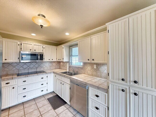 Building Photo - Tranquility Meets Flexibility — Canyon Lake Home with Wrap-Around Deck & Guest Suite