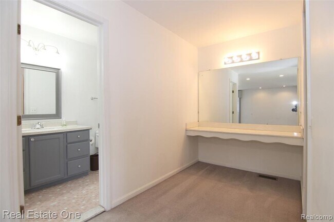 Building Photo - 5590 Greenbriar Dr