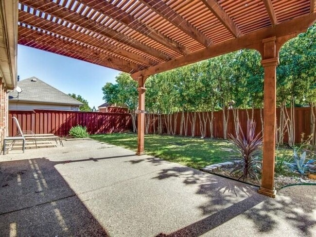 Building Photo - Gorgeous 1.5 story home with media equipment