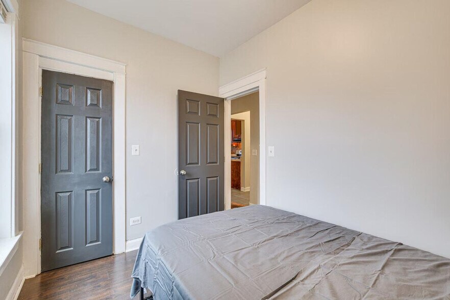 Building Photo - 7442 S Ingleside Ave