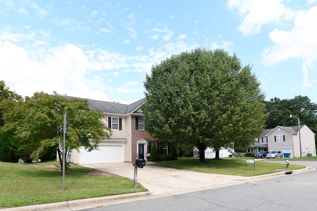 Building Photo - 2000 Lannigan Dr