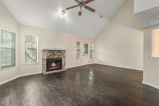 Building Photo - 4 bdrm, 2 bath home w/ a pool! Pool service included!