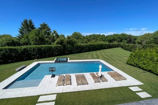 Building Photo - 108 Mill Creek Close