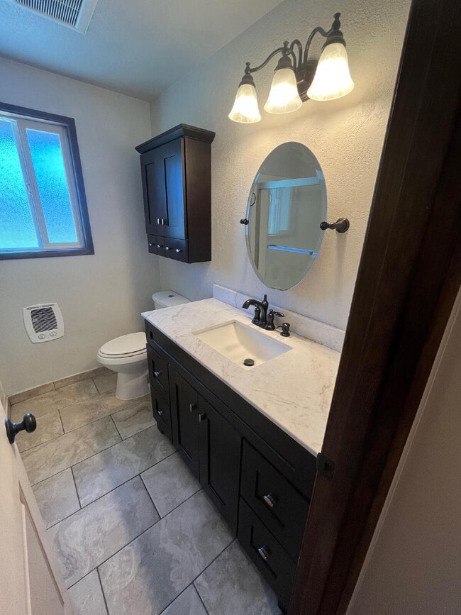 Building Photo - Charming 2-Bedroom Duplex in McMinnville
