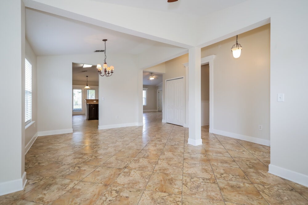 Building Photo - 2732 Woodsdale Dr