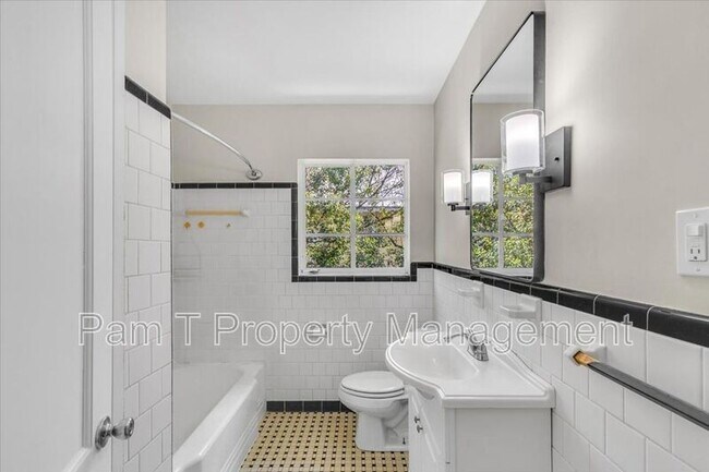 Building Photo - 625 E 41st St