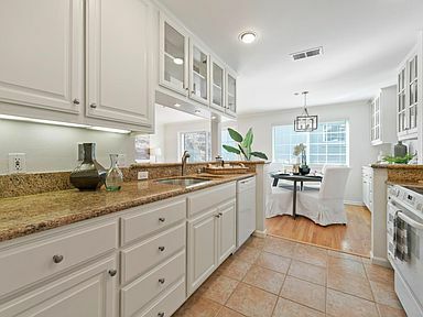 Building Photo - 20 Willow Rd