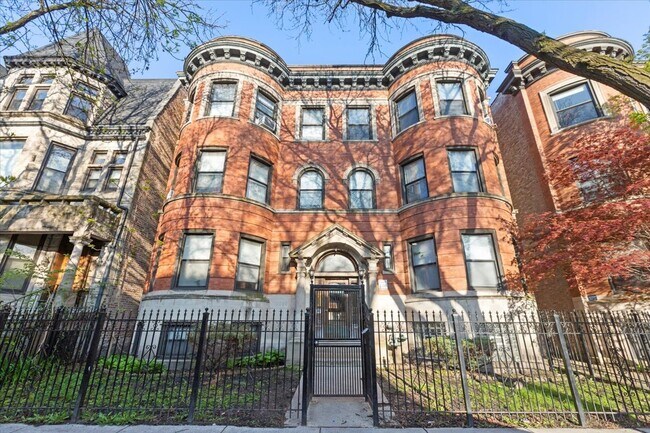 Primary Photo - 5020 S Blackstone Ave
