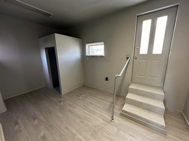 Building Photo - AVAILABLE FOR SHOWING NOW!!! 2BR/1BA  W/ Laundry Hook-Up!