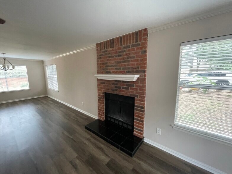 Building Photo - 4106 Cortina Dr