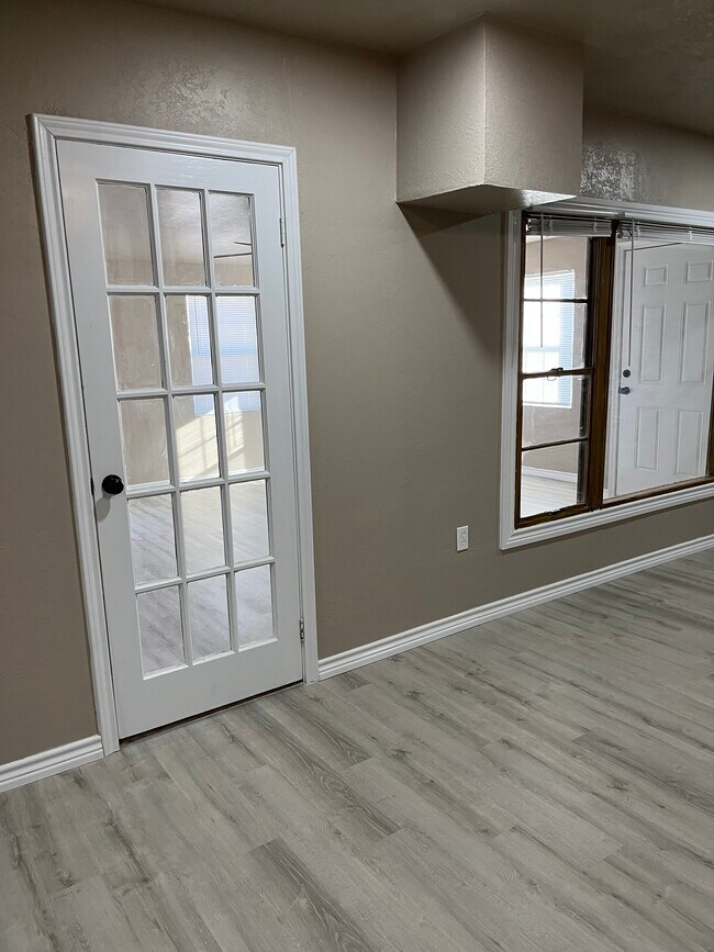 Building Photo - 215 W Grand St