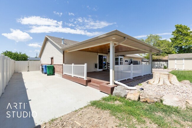 Building Photo - **Stunning 4-Bedroom Home with Modern Amen...