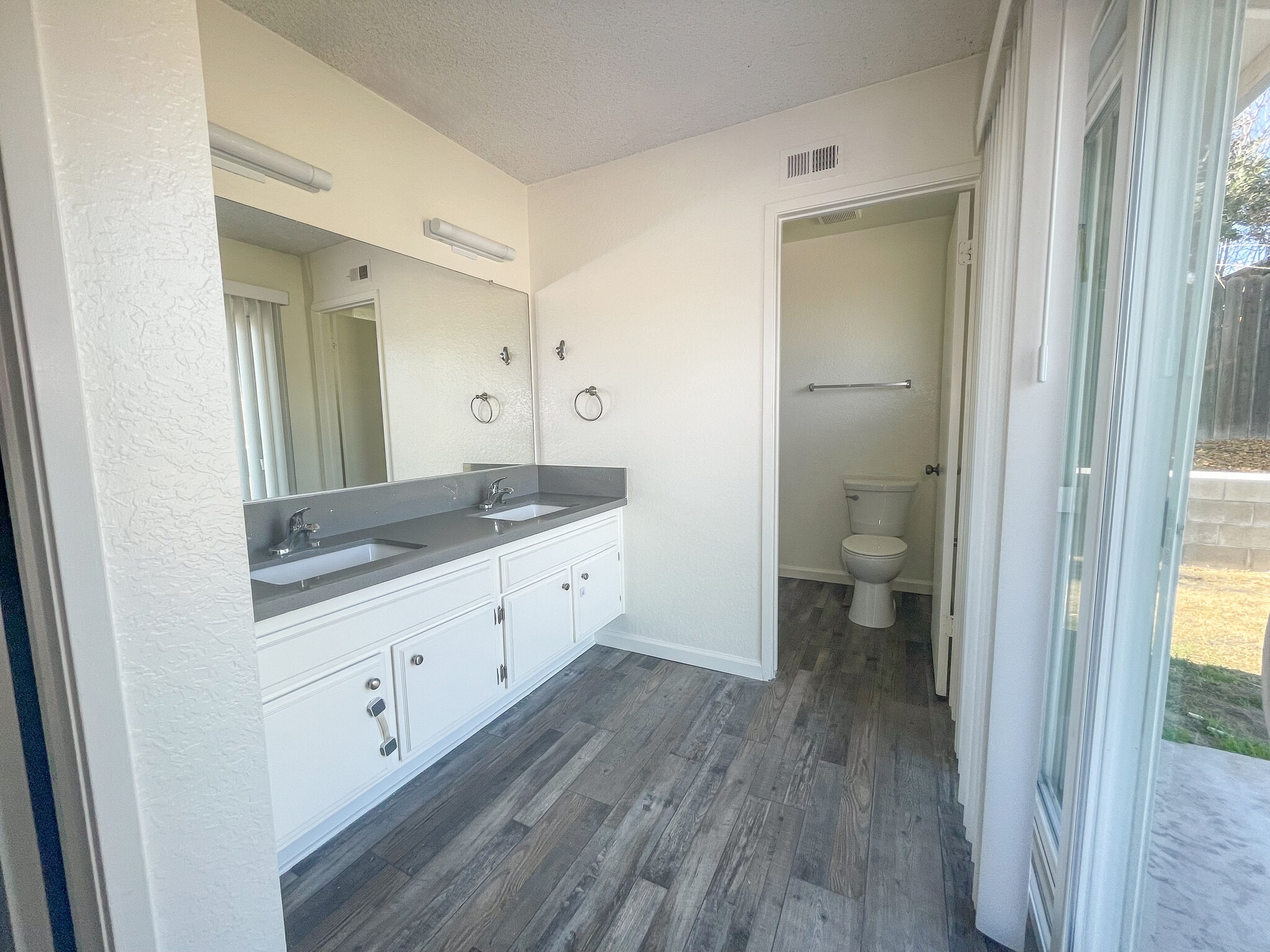 Master Bathroom - 25770 Mariposa St