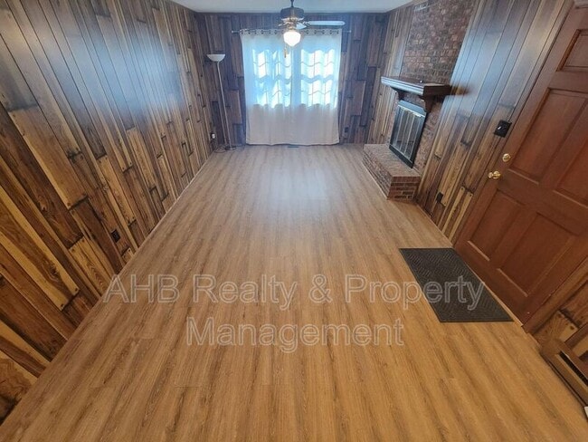 Building Photo - 709 Vanderford St