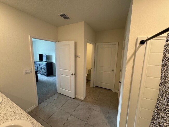 Building Photo - 52 Hickory Course Ln