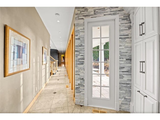 Building Photo - 1560 Bluff Creek Dr