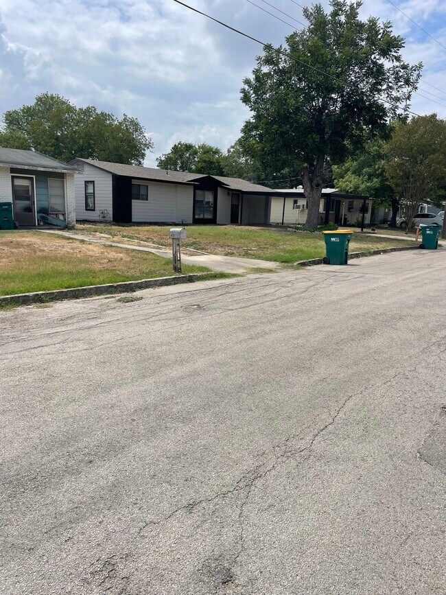 Primary Photo - 401 W Lindbergh Blvd
