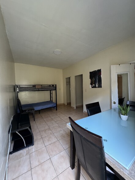 Building Photo - 117 E 18th St