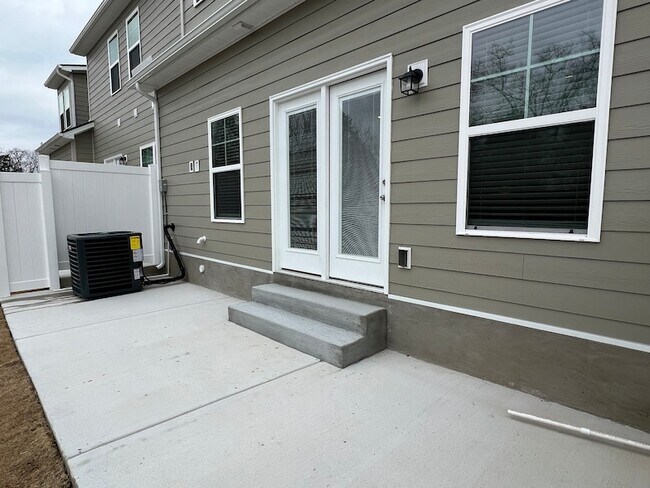 Building Photo - 967 Horse Mountain Rd