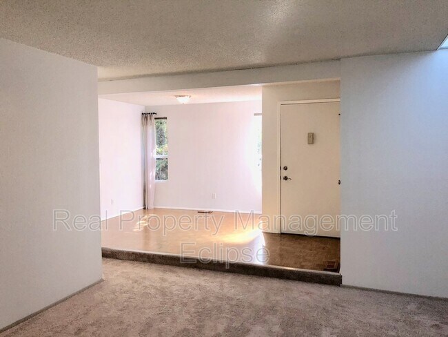 Building Photo - 10930 NE 37th Pl
