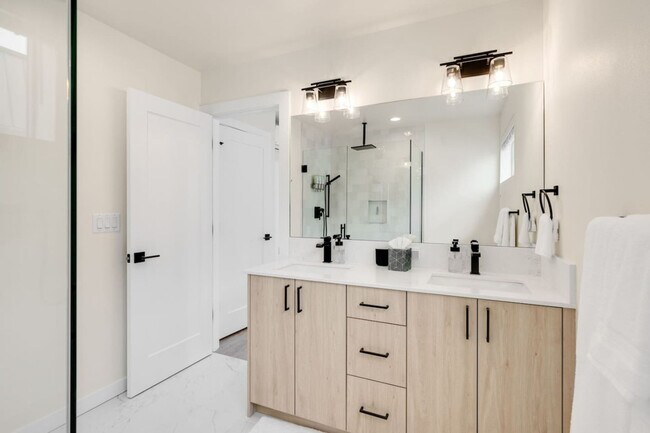 Building Photo - 823 NE 70th St