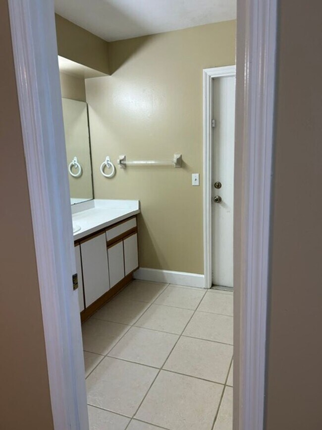 Building Photo - JUST LISTED -5 BEDROOM + BONUS ROOM - DELTONA NO PETS ALLOWED