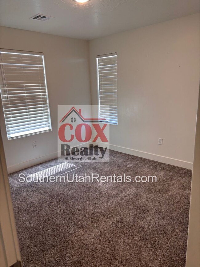 Building Photo - 4 bed / 2.5 bath / 2 car Desert Canyons house