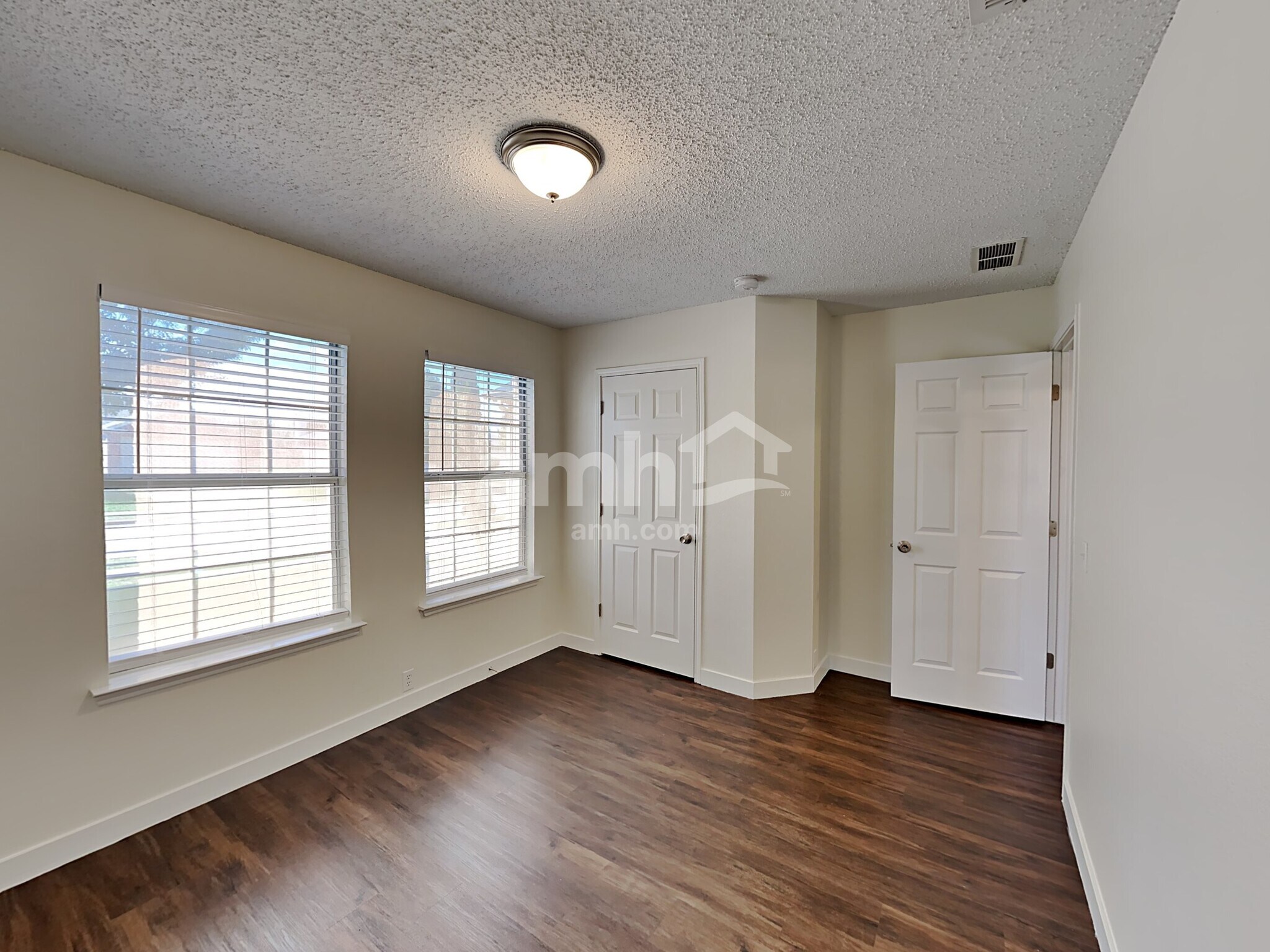 Building Photo - 1600 Waters Edge Dr