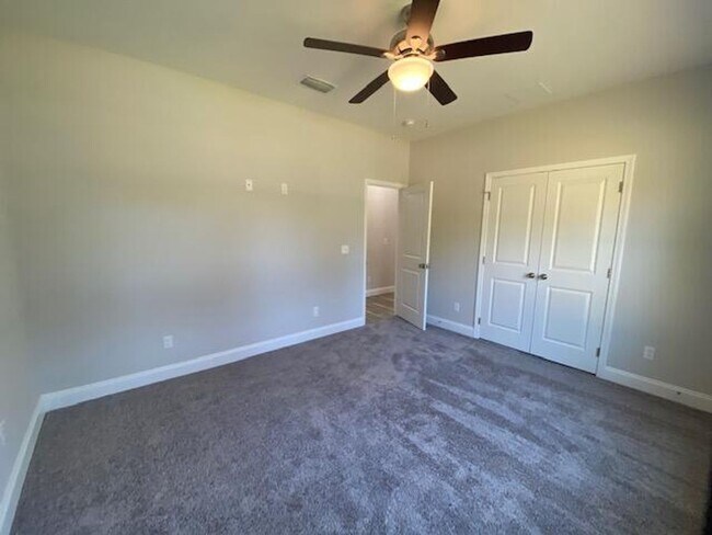 Building Photo - Spacious 3 Bedroom Home in Mary Esther!