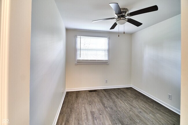 Building Photo - 635 Lake View Dr