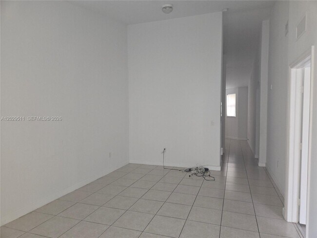 Building Photo - 1658 SE 28th Ct