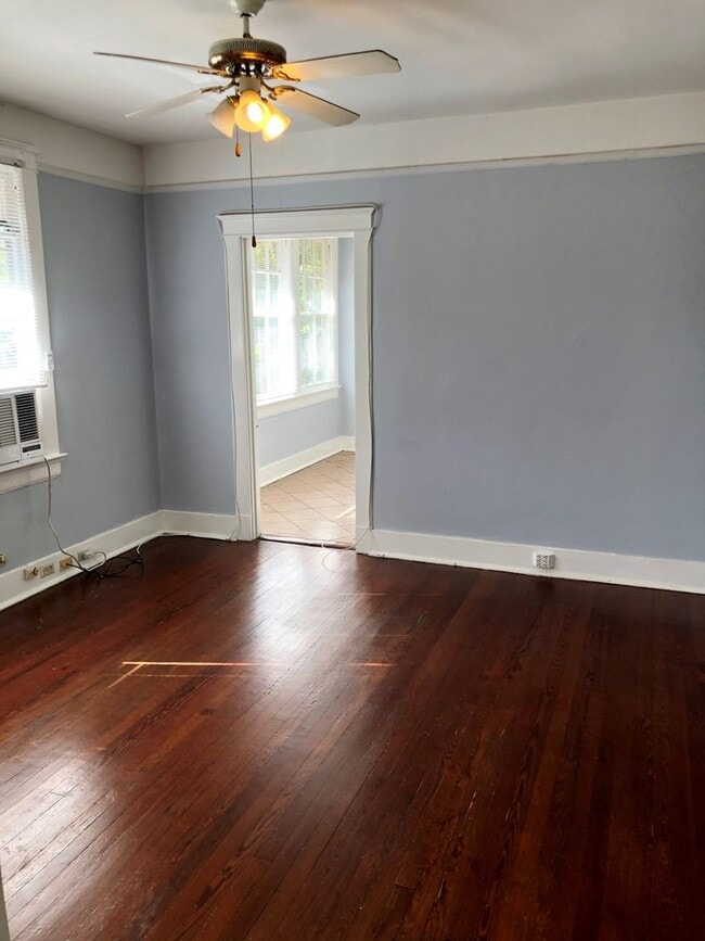 Building Photo - Large 1BD1BA w/ screened in porch