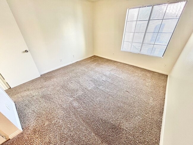 Building Photo - ADORABLE UPSTAIRS CONDO! 2 BEDROOM / 2 FUL...