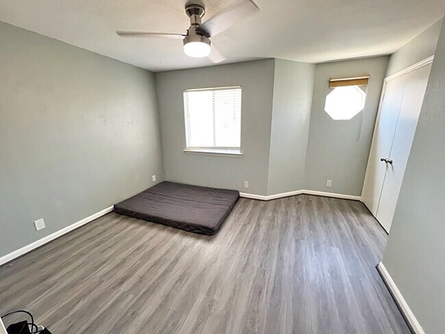 Building Photo - Great 2 Bdrm 1-1/2 Bath Condo at UNT in Denton, TX
