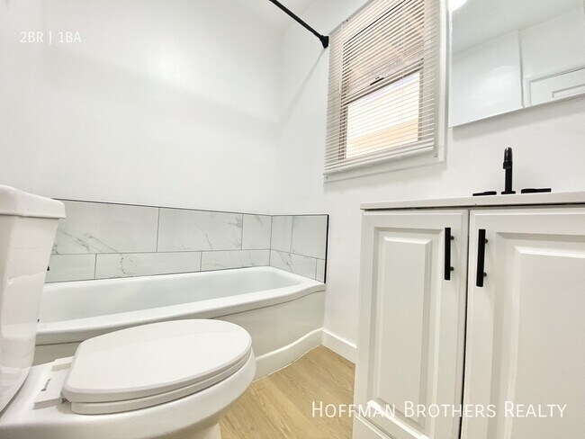 Building Photo - 902 Alandele Ave