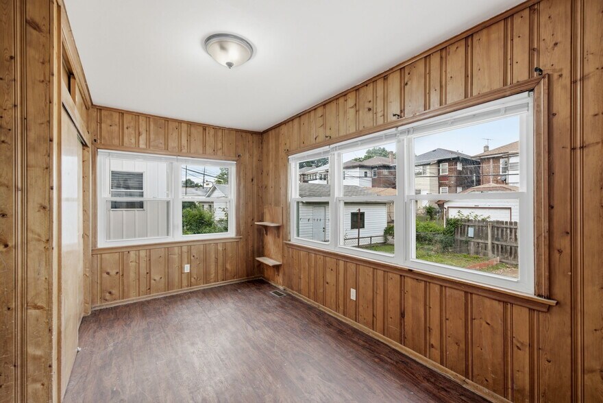 Building Photo - 5055 Lindenwood Ave