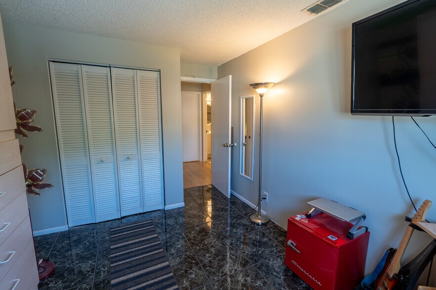 Building Photo - 8712 Bay Ct