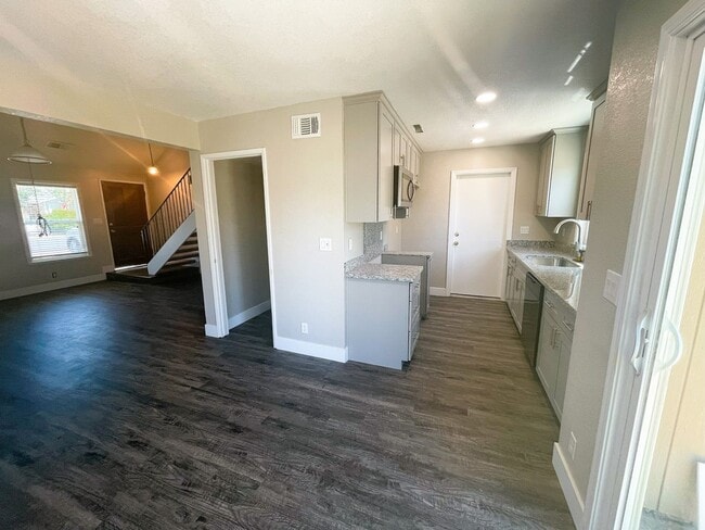 Building Photo - Completely Updated Roseville Townhouse available July 1st