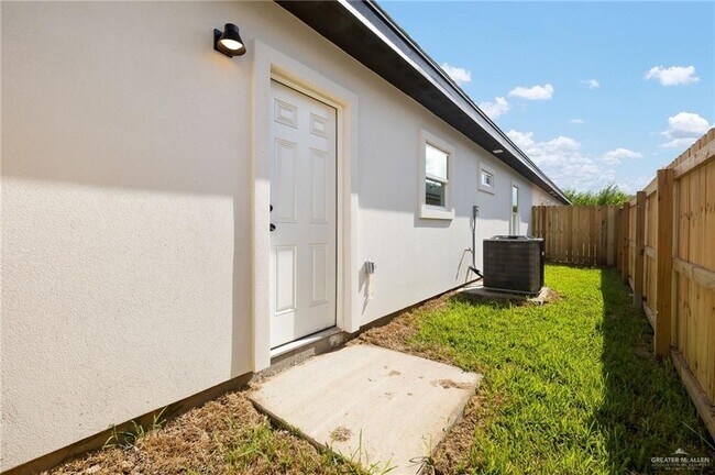 Building Photo - 13 S Links Dr