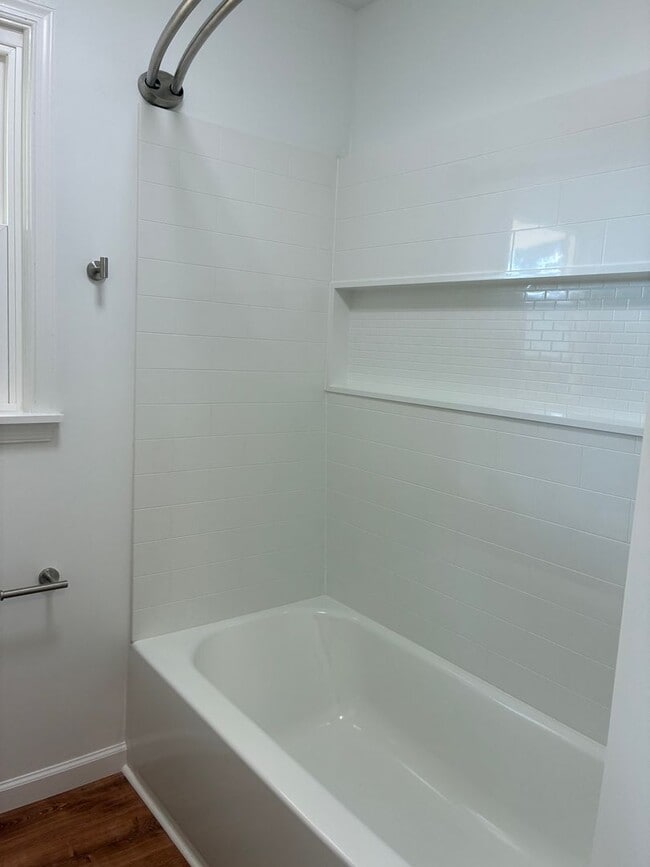 Building Photo - Spacious & Fully Renovated 4-Bedroom Home ...