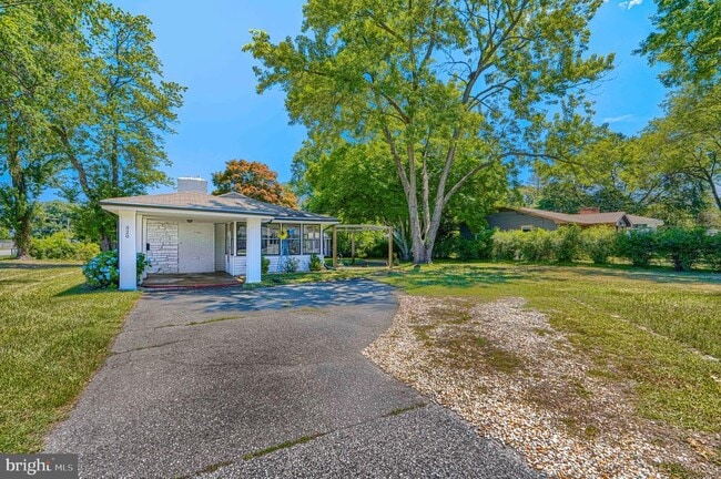 Building Photo - 520 White Oak Dr