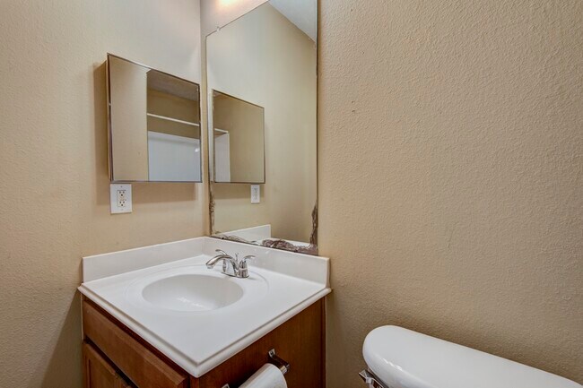Building Photo - 1402 Sycamore Leaf Way