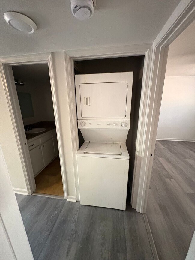 Building Photo - 2 Bedroom 1 Bath Apartment Close to Campus! Available Now!