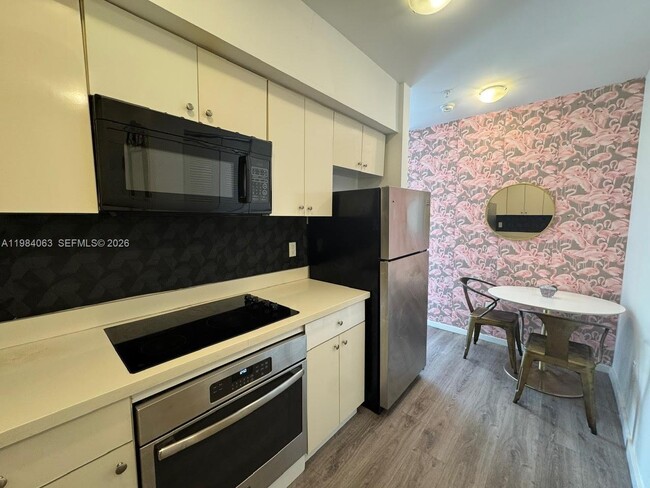 Building Photo - 810 7th St